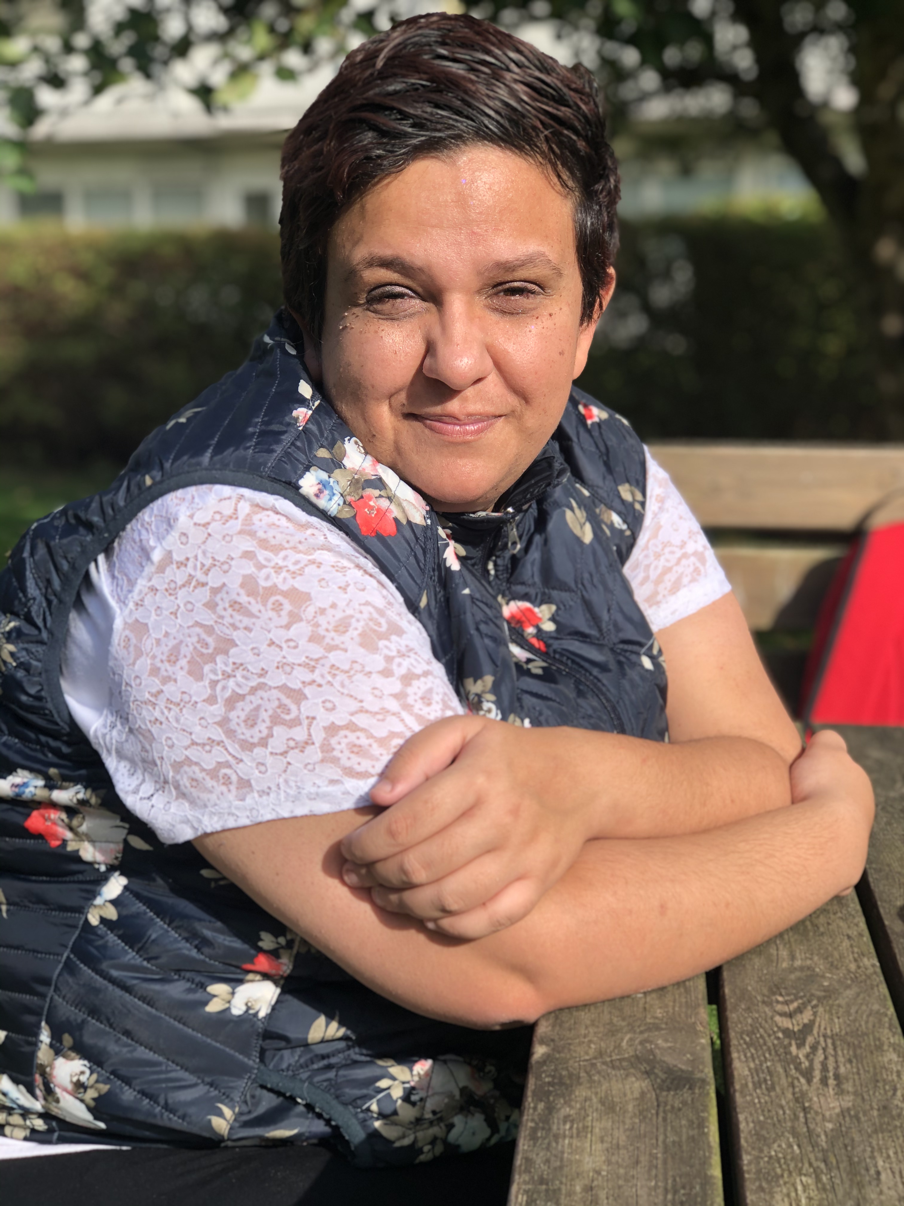 Dijana Arsovskis venner må ikke komme på besøg i hendes lejlighed. Så hun er glad for haven bag ved Bostedet Tåsingegade. ”Vi skal være udenfor. Og det er vi så – også når det regner,” fortæller Dijana Arsovski. Foto: Pia Justesen.