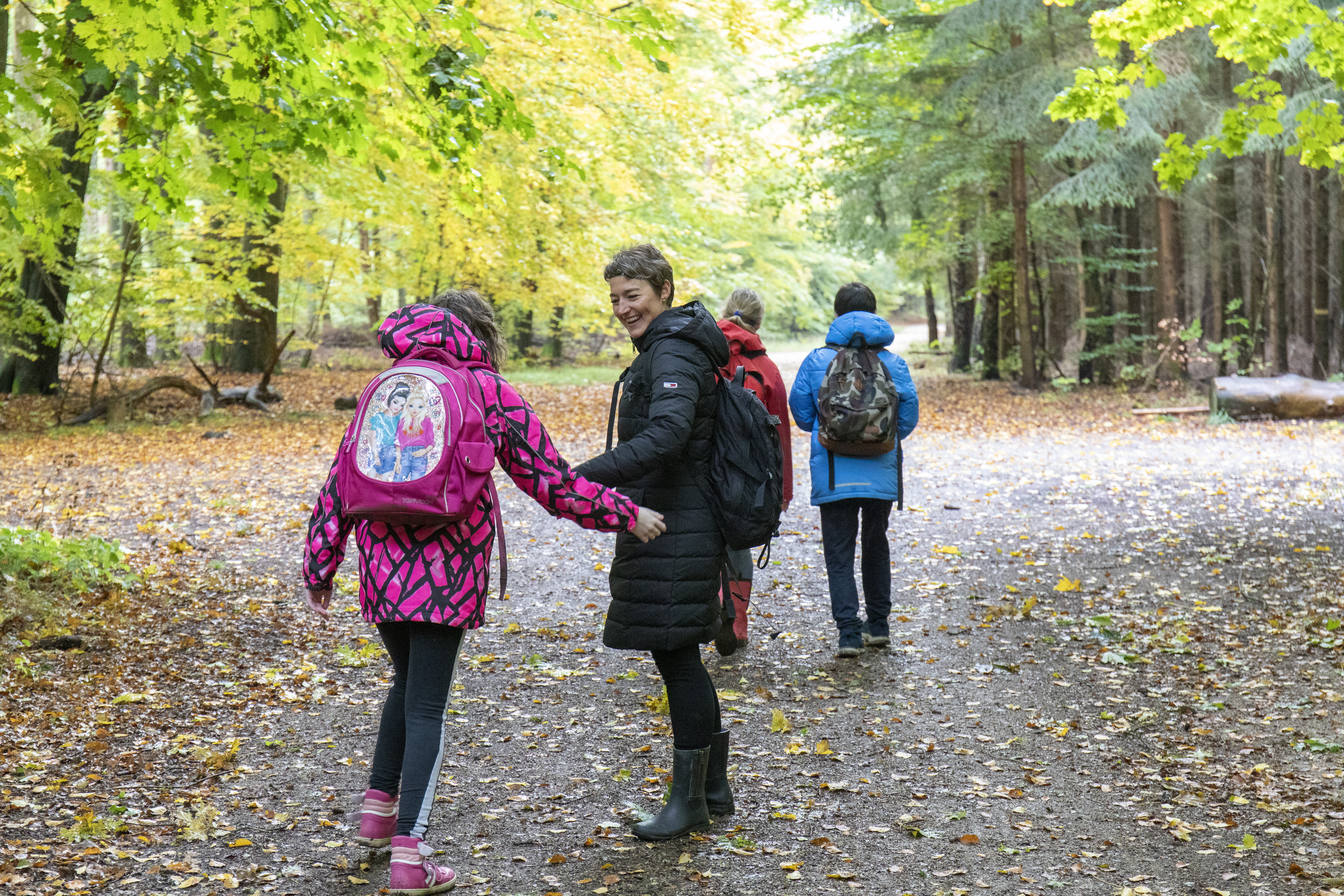 Den 22. oktober tog ASA-gruppen fra UUC Maglemosen i Ballerup Kommune hul på forløbet og mødtes med naturvejleder Nanna Kanstrup i den smukke efterårsskov til en dag med fælleskab og trivsel i fokus. Her blev der både lyttet, mærket, duftet, set og smagt på skoven.
